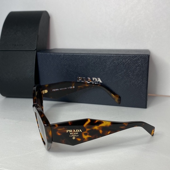 New-PRADA SPR07Y Cat Eye shape, crafted from premium Acetate. - Picture 6 of 15